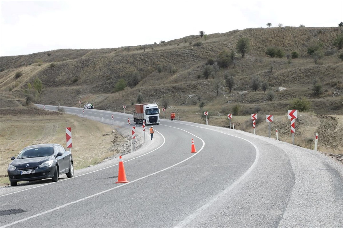 Kütahya'da bir linyit işletmesine ait döküm sahasında meydana gelen heyelanın taşırdığı gölet...