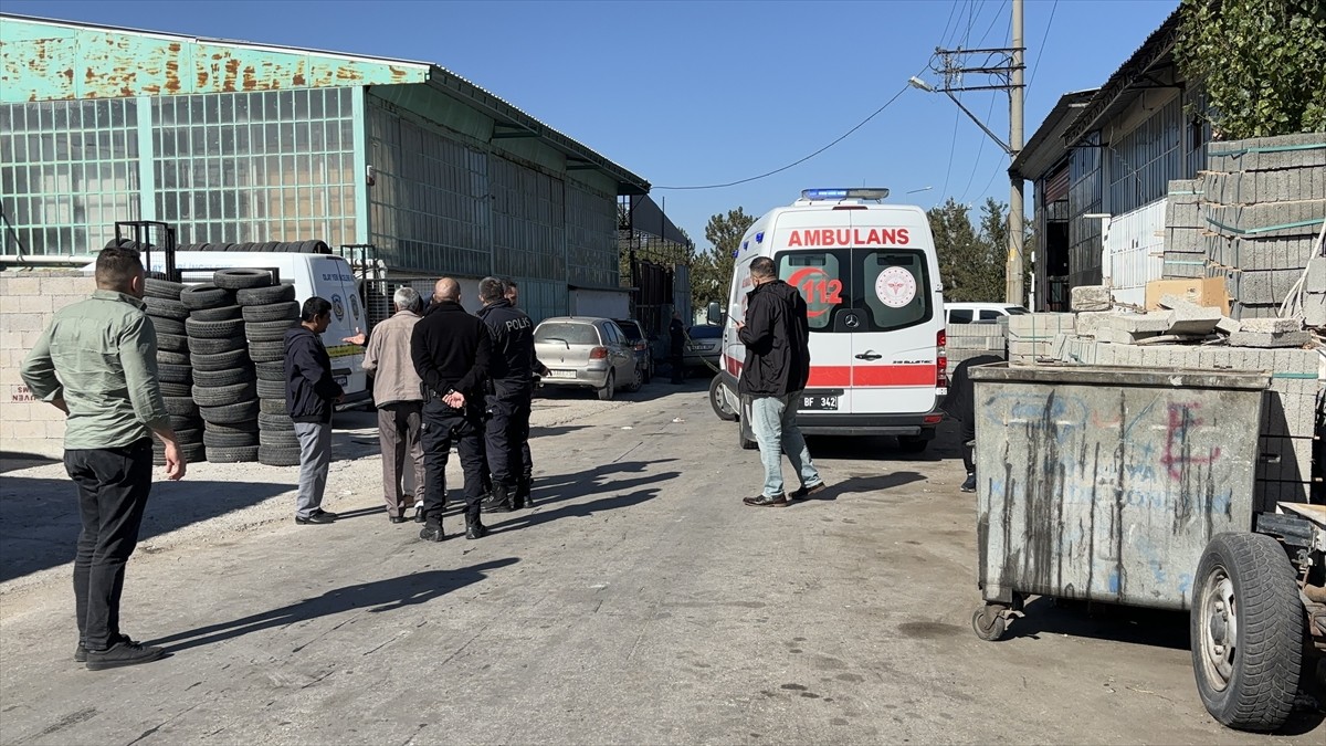 Kütahya'da çıkan silahlı kavgada 2 kişi yaralandı. Ekipler olay yerinde çalışma yaptı.