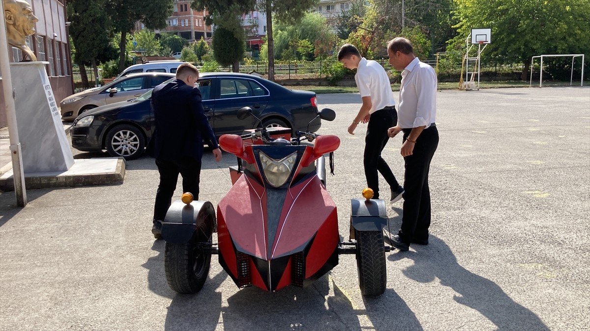 Bartın'da Kozcağız Çok Programlı Anadolu Lisesi öğrencileri, öğretmenlerinin desteğiyle atık metal...