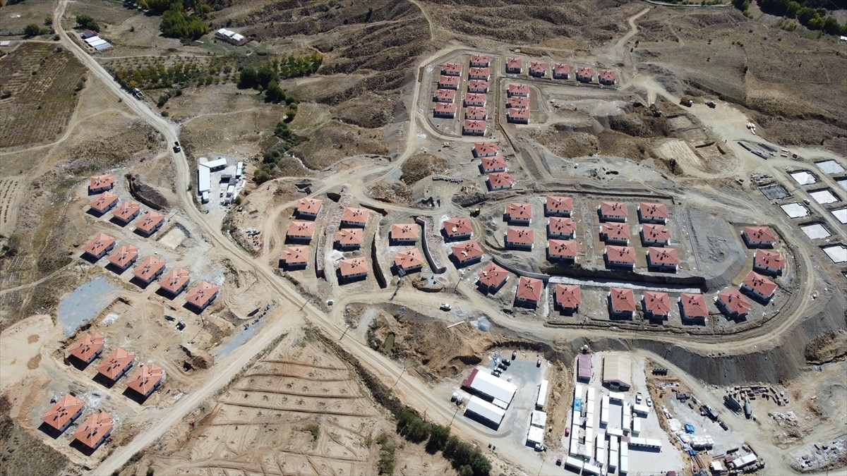 Kahramanmaraş merkezli depremlerin etkilediği Malatya'da yıl sonunda 6 bin kırsal konut hak...