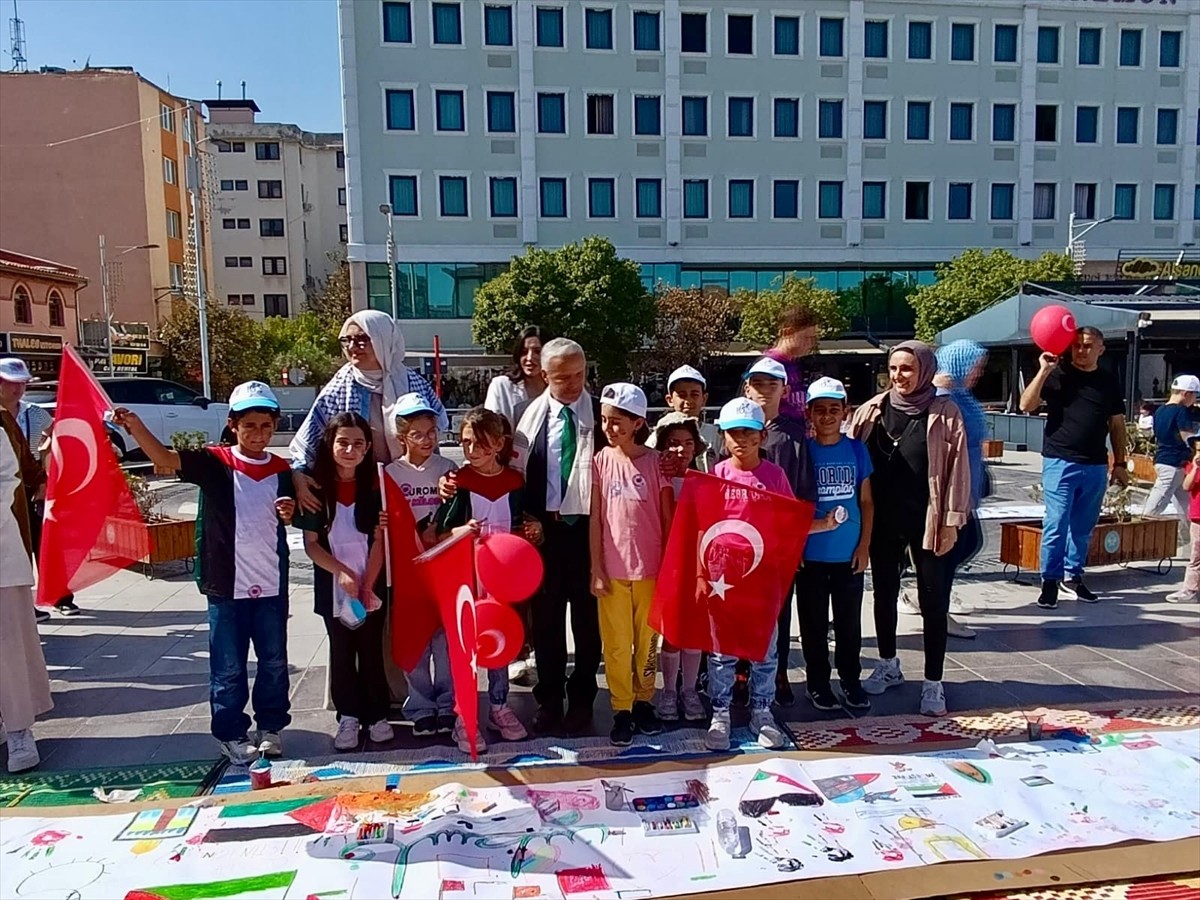 Manisa'da, Manisa Filistin’e Destek Platformu ve Yetim Vakfı işbirliğinde İsrail'in Filistin’e...