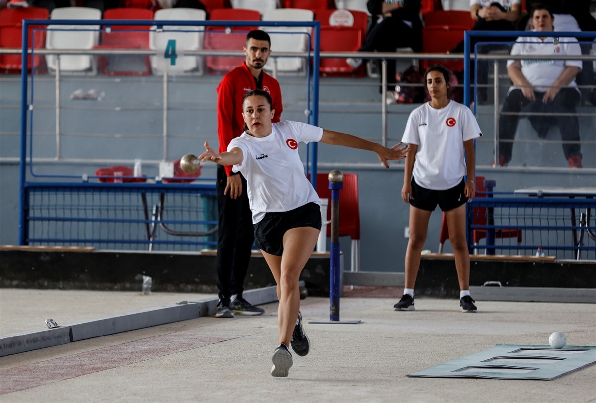 Mersin'de düzenlenen Avrupa Kadınlar Volo Şampiyonası, ikinci eleme turu müsabakalarıyla sürüyor....