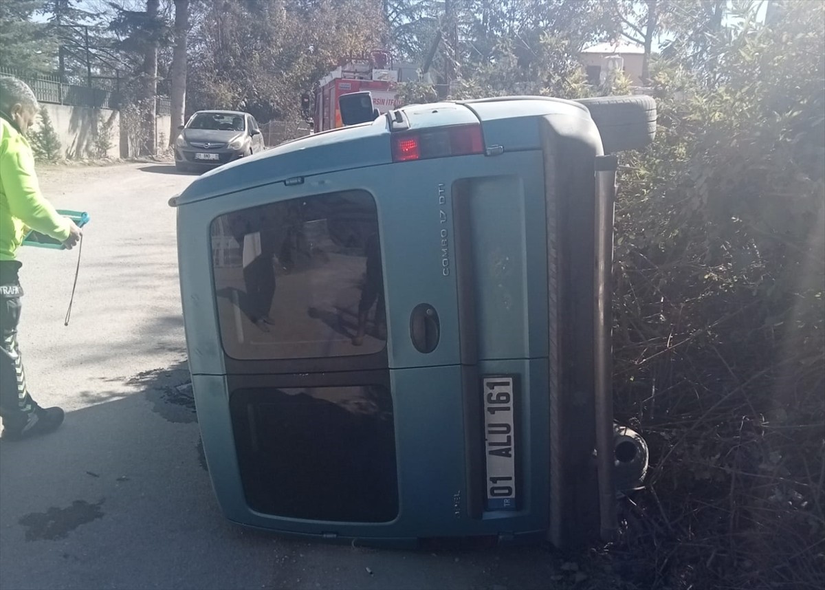 Mersin'in Çamlıyayla ilçesinde devrilen hafif ticari aracın sürücüsü yaşamını yitirdi.