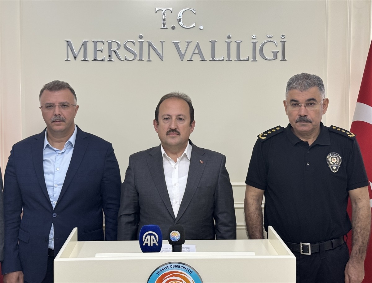 Mersin Valisi Ali Hamza Pehlivan (sağ 2), yurtta kalan kız öğrencinin cinsel saldırıya uğradığı...