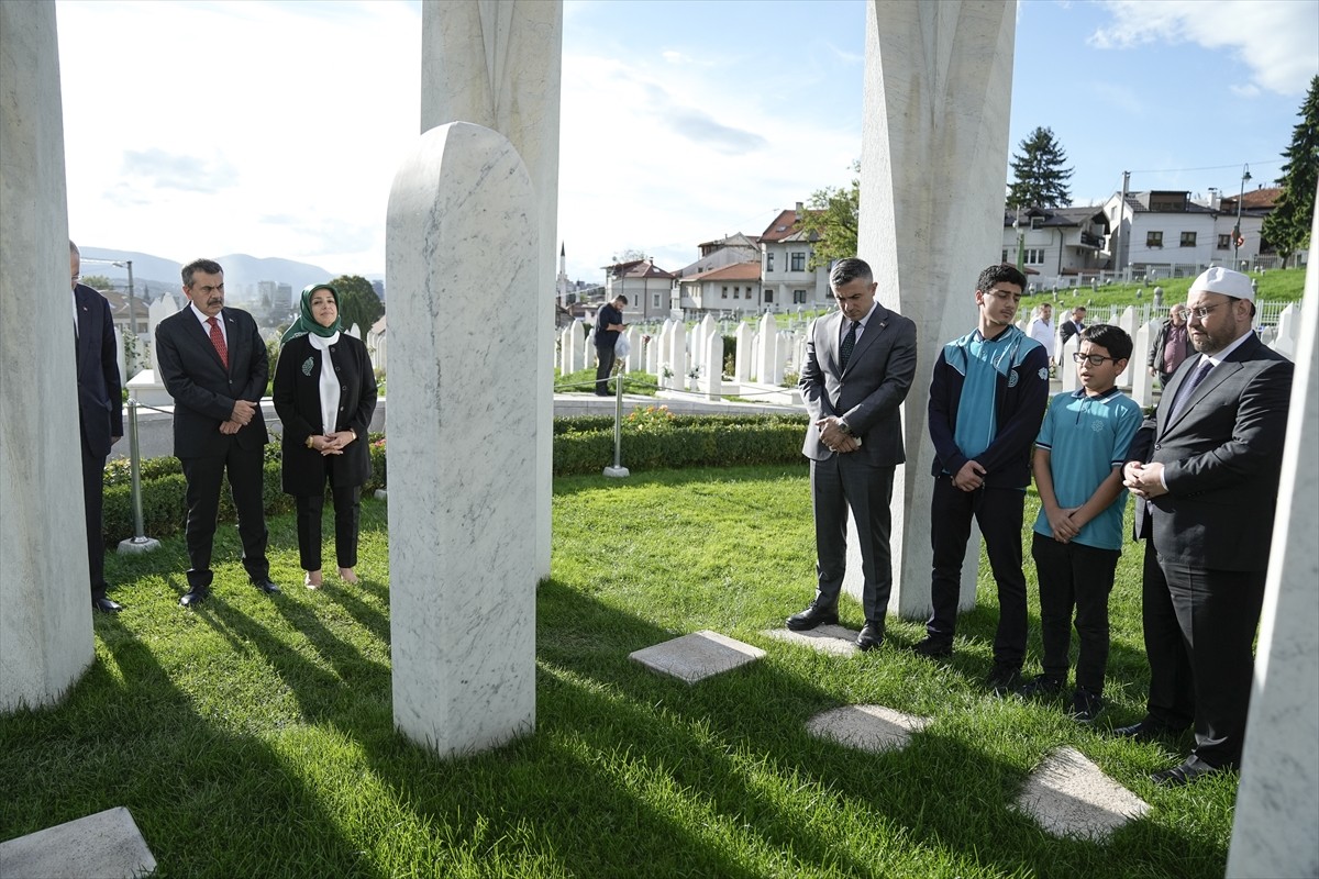 Milli Eğitim Bakanı Yusuf Tekin (ortada), Bosna Hersek'in başkenti Saraybosna'daki Kovaçi...