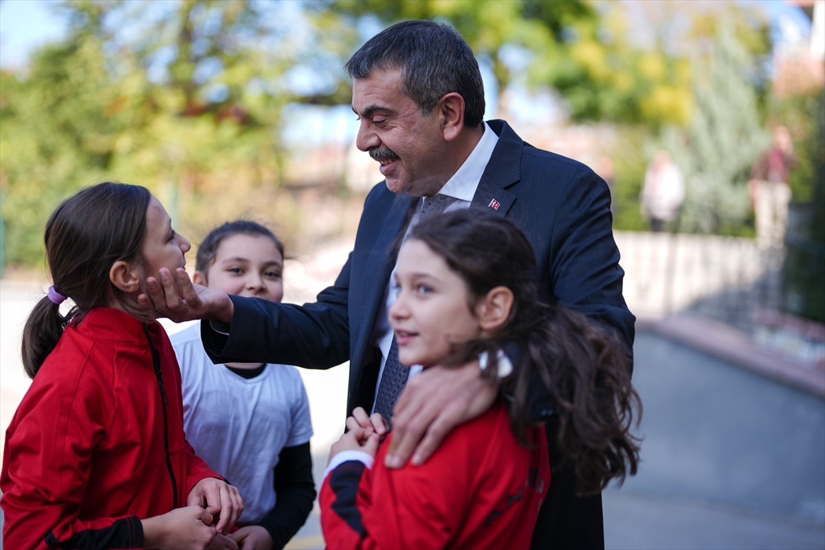 Milli Eğitim Bakanı Yusuf Tekin, Ankara'da Anıttepe Ortaokulunu ziyaret etti. Bakan Tekin...