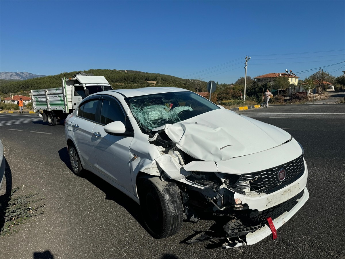 Muğla'nın Ula ilçesinde otomobilin çarptığı motosikletin sürücüsü yaşamını yitirdi.