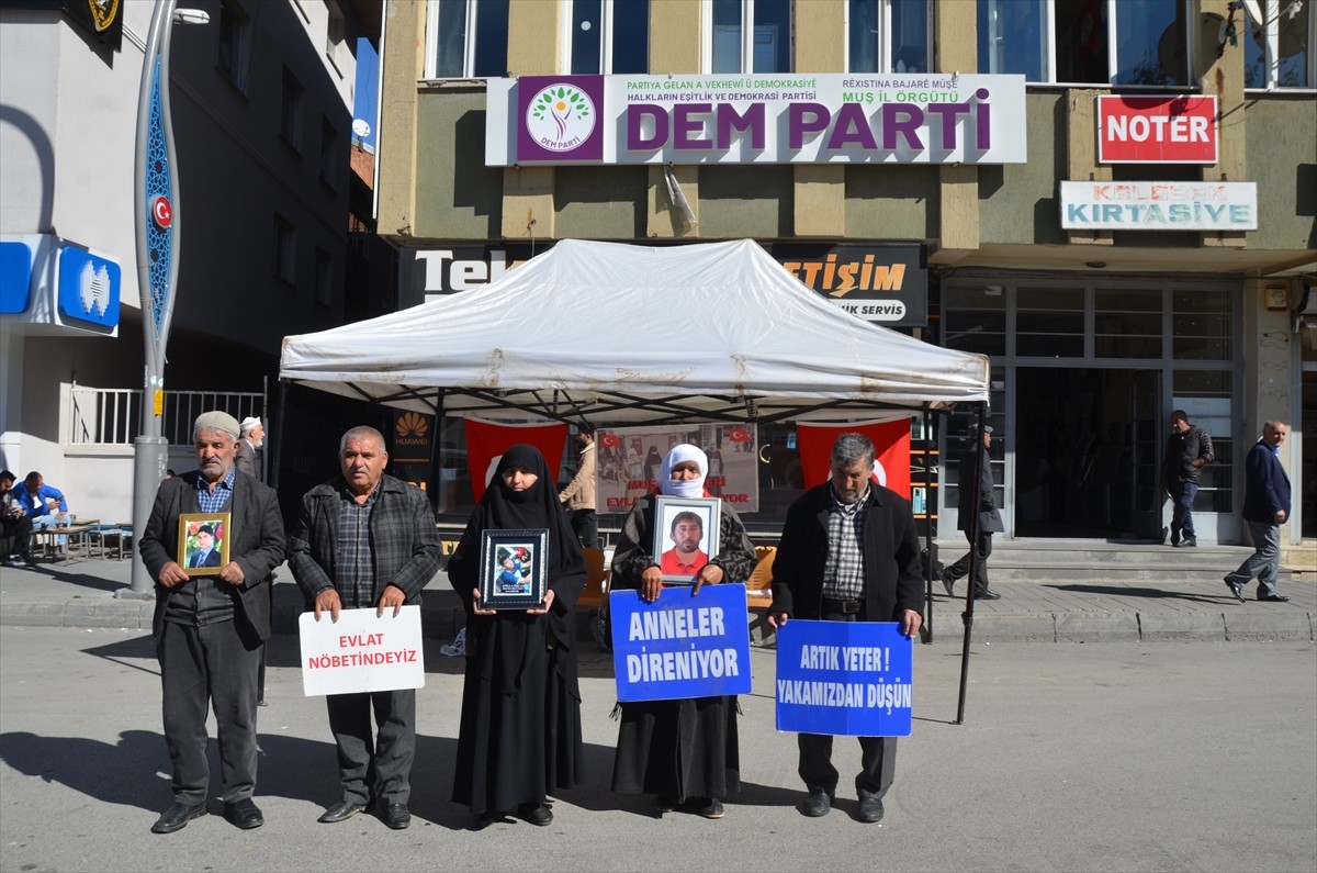 Muş'ta çocuklarını terör örgütü PKK'dan kurtarmak isteyen aileler, DEM Parti İl Başkanlığı binası...