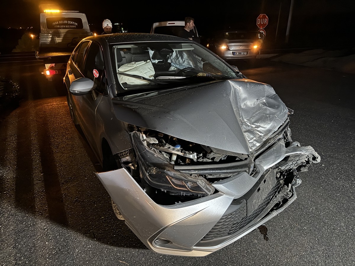 Nevşehir'in Acıgöl ilçesinde 3 otomobilin karıştığı trafik kazasında 5'i turist 7 kişi...