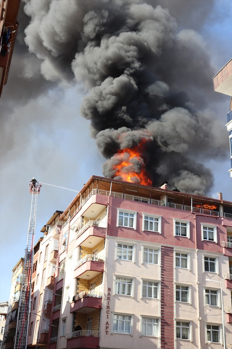 Ordu'nun Ünye ilçesinde çatı tamir edilirken çıkan yangında 2 daire kullanılamaz hale geldi....