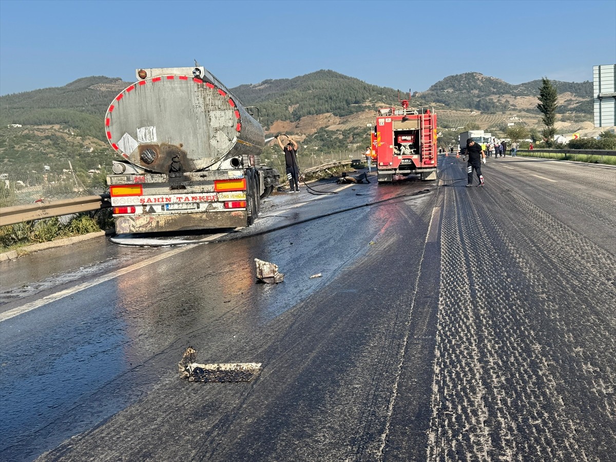 Osmaniye'de yangın çıkan tankere çarpan başka bir tanker yola devrildi. İhbar üzerine kaza yerine...