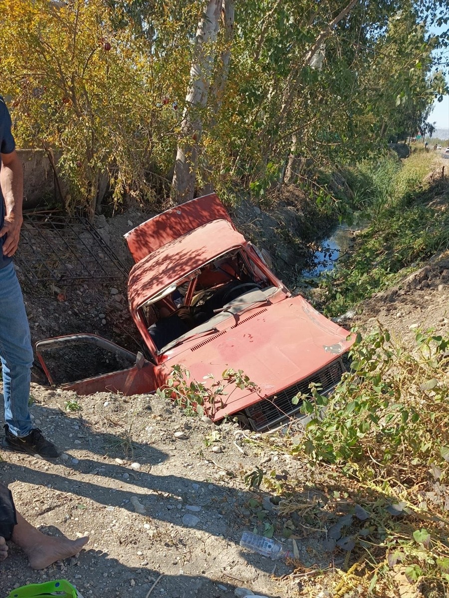 Osmaniye'nin Kadirli ilçesinde kamyonet ile otomobilin çarpışması sonucu yaralanan 5 kişi...