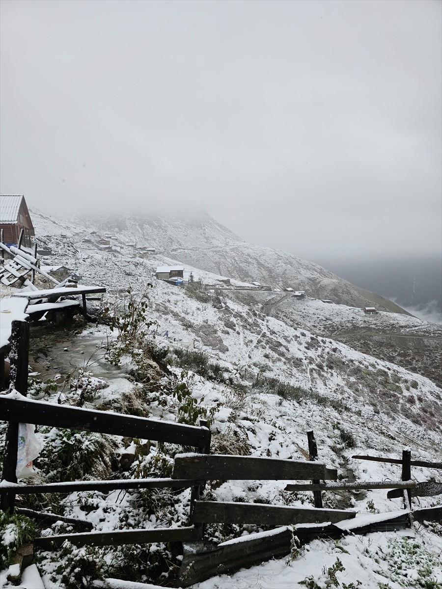 Rize'nin yüksek kesimlerinde kar etkili oldu. Kaçkar Dağları Milli Parkı sınırları içindeki 2 bin...