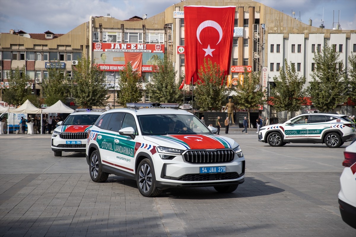 Sakarya İl Emniyet Müdürlüğü ve İl Jandarma Komutanlığına tahsis edilen 93 yeni araç hizmete...