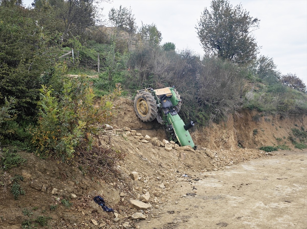 <div>Samsun'un Yakakent ilçesinde şarampole düşen traktörün sürücüsü ağır...