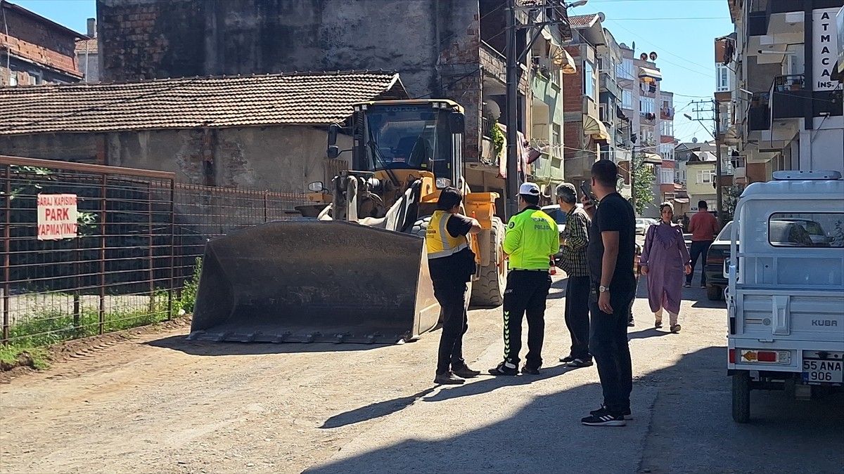 Samsun'un Bafra ilçesinde iş makinesinin çarptığı kişi, ağır yaralandı. İhbar üzerine olay yerine...