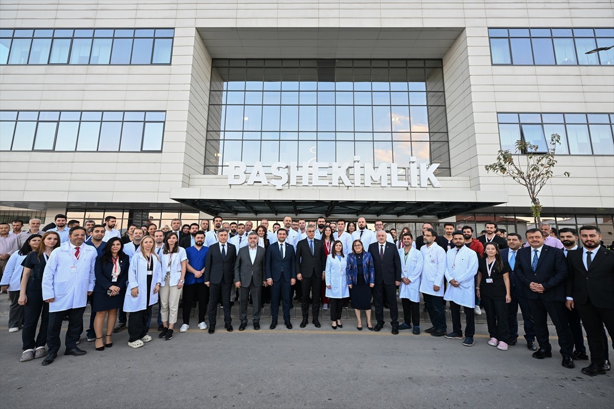 Sağlık Bakanı Kemal Memişoğlu, Gaziantep Şehir Hastanesini ziyaret etti. Ziyarette AK Parti...