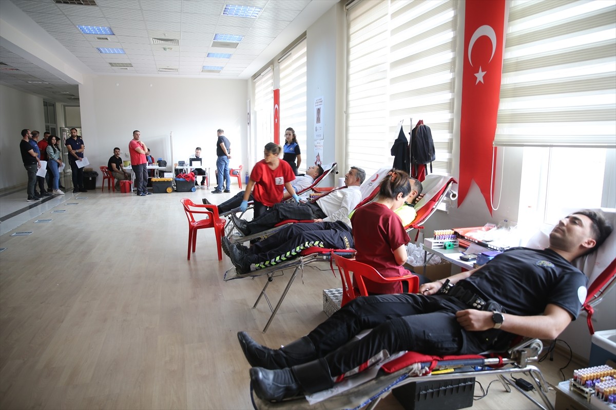 Siirt'te polisler, İstanbul Ümraniye'de uğradığı silahlı saldırıda şehit olan 27 yaşındaki polis...