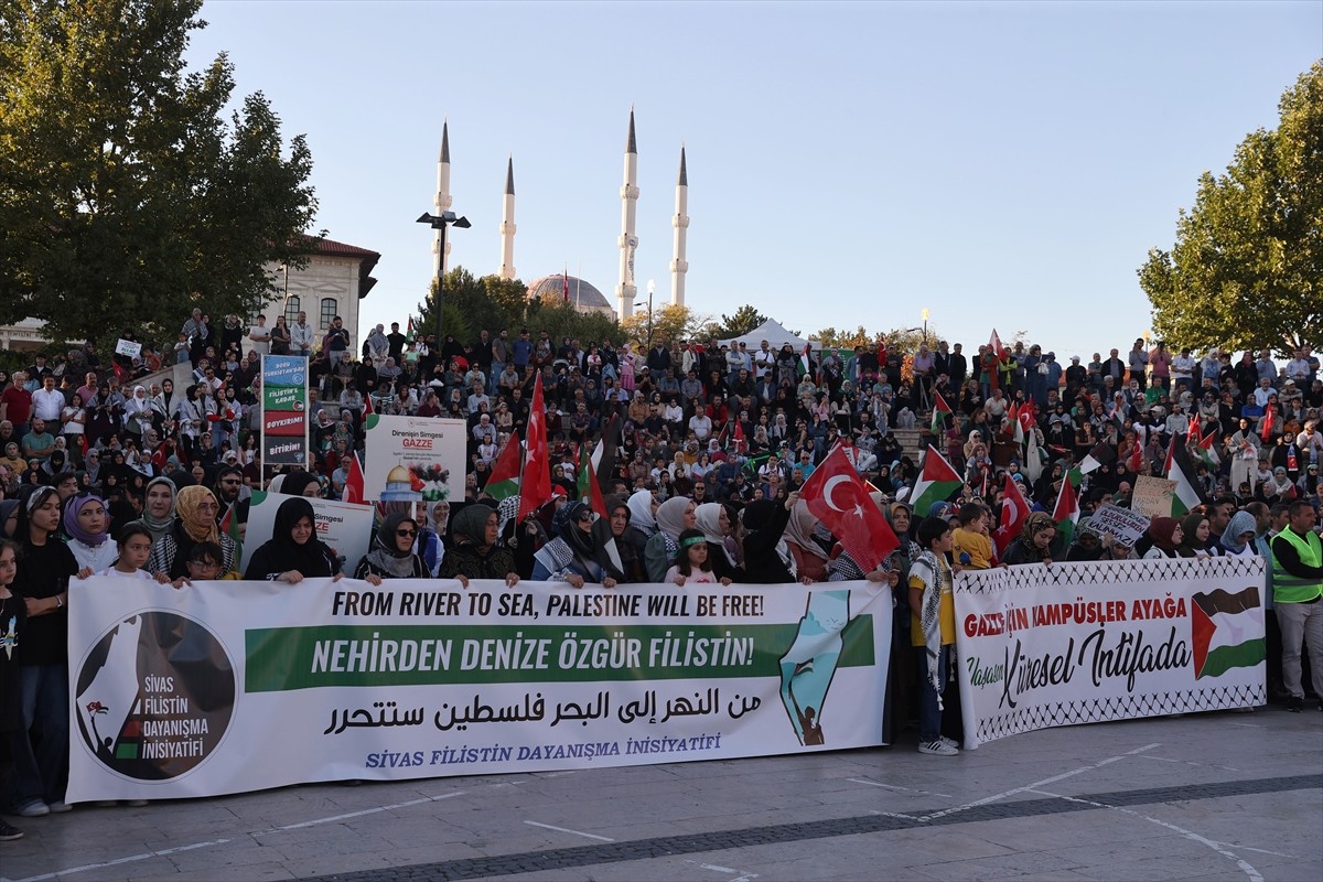 Sivas'ta, İsrail'in Filistin'e yönelik saldırılarına karşı protesto düzenlendi. Sivas Tren Garı...