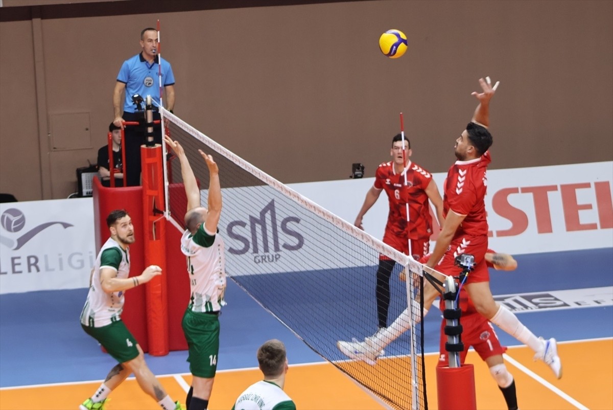 Voleybol SMS Grup Efeler Ligi'nin 2. haftasında Spor Toto ile Akkuş Belediyespor, Akkuş Kapalı...