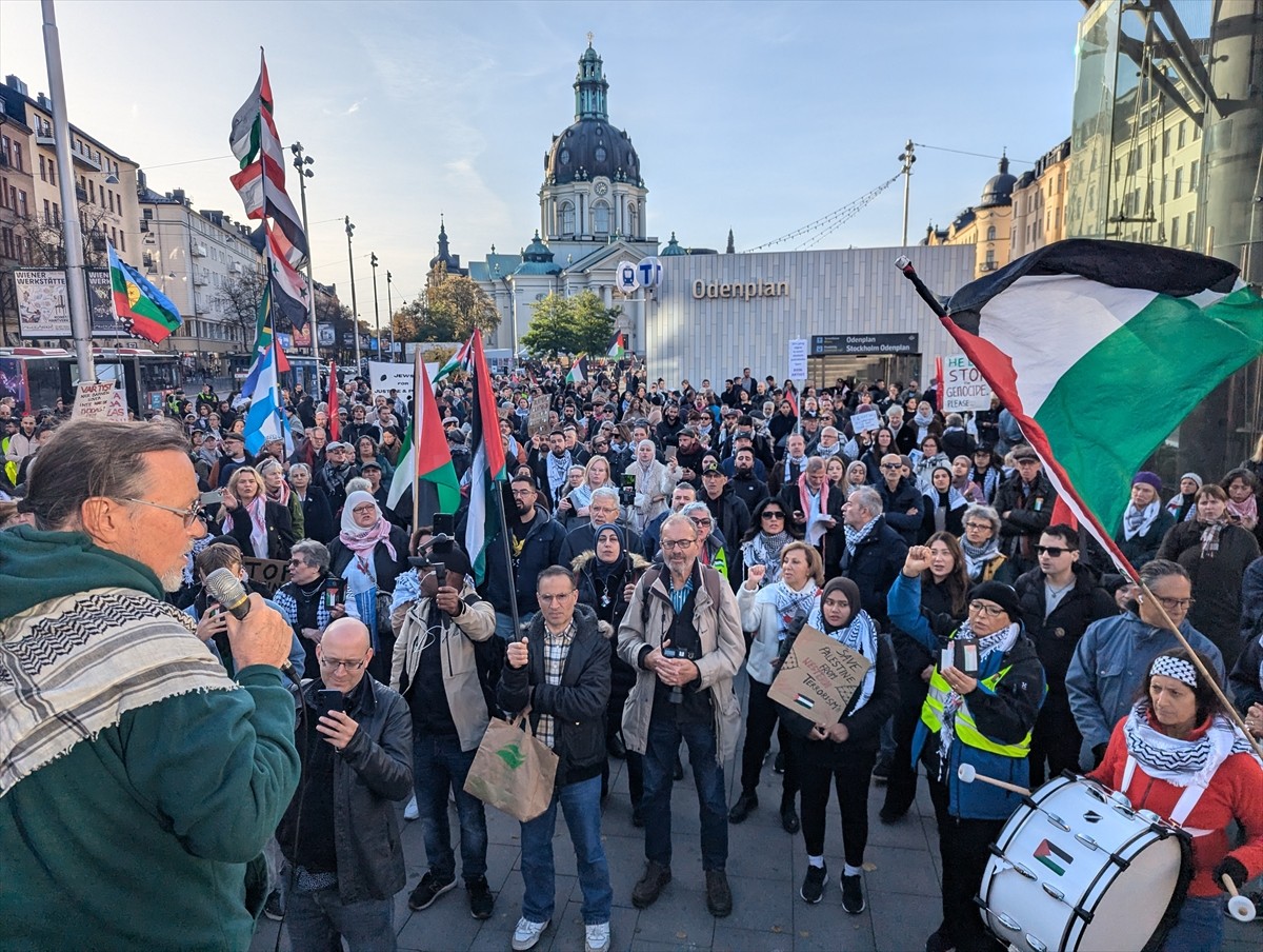 İsveç'in başkenti Stockholm'de, İsrail'in Gazze ve Lübnan'da devam eden saldırıları protesto...