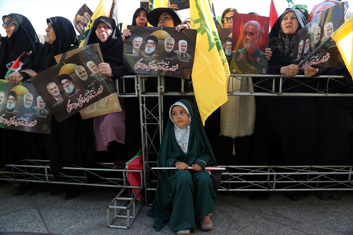 İran'ın başkenti Tahran'da binlerce kişi ülkelerinin İsrail'e düzenlediği füze saldırılarına...