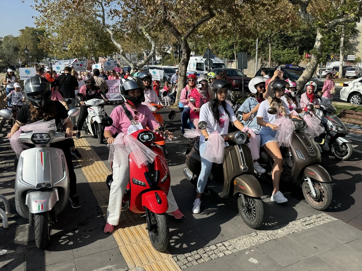 Tekirdağ'da 25 motosikletli kadın, Meme Kanseri Farkındalık Ayı kapsamında 