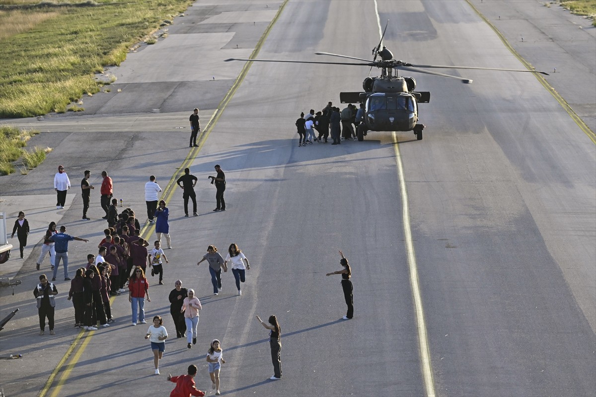 Adana'da düzenlenen Havacılık, Uzay ve Teknoloji Festivali'ne (TEKNOFEST) katılan bir grup öğrenci...