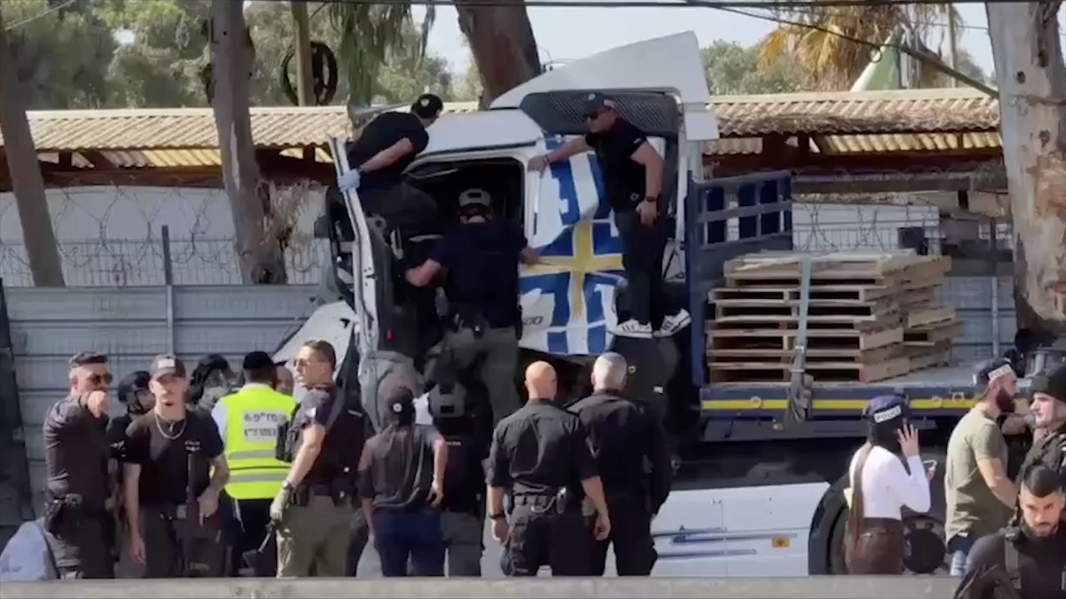 İsrail'in başkenti Tel Aviv yakınlarında bir kamyonun otobüs durağında bekleyenlere çarptığı...