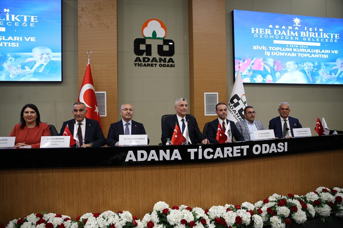 Ticaret Bakanı Ömer Bolat (ortada), Adana Ticaret Odası'nda 