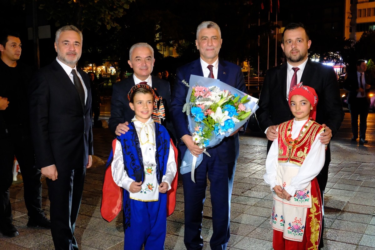 Ticaret Bakanı Ömer Bolat (sağda), Kırklareli'nde ziyaretlerde bulundu. Bakan Bolat, Kırklareli...