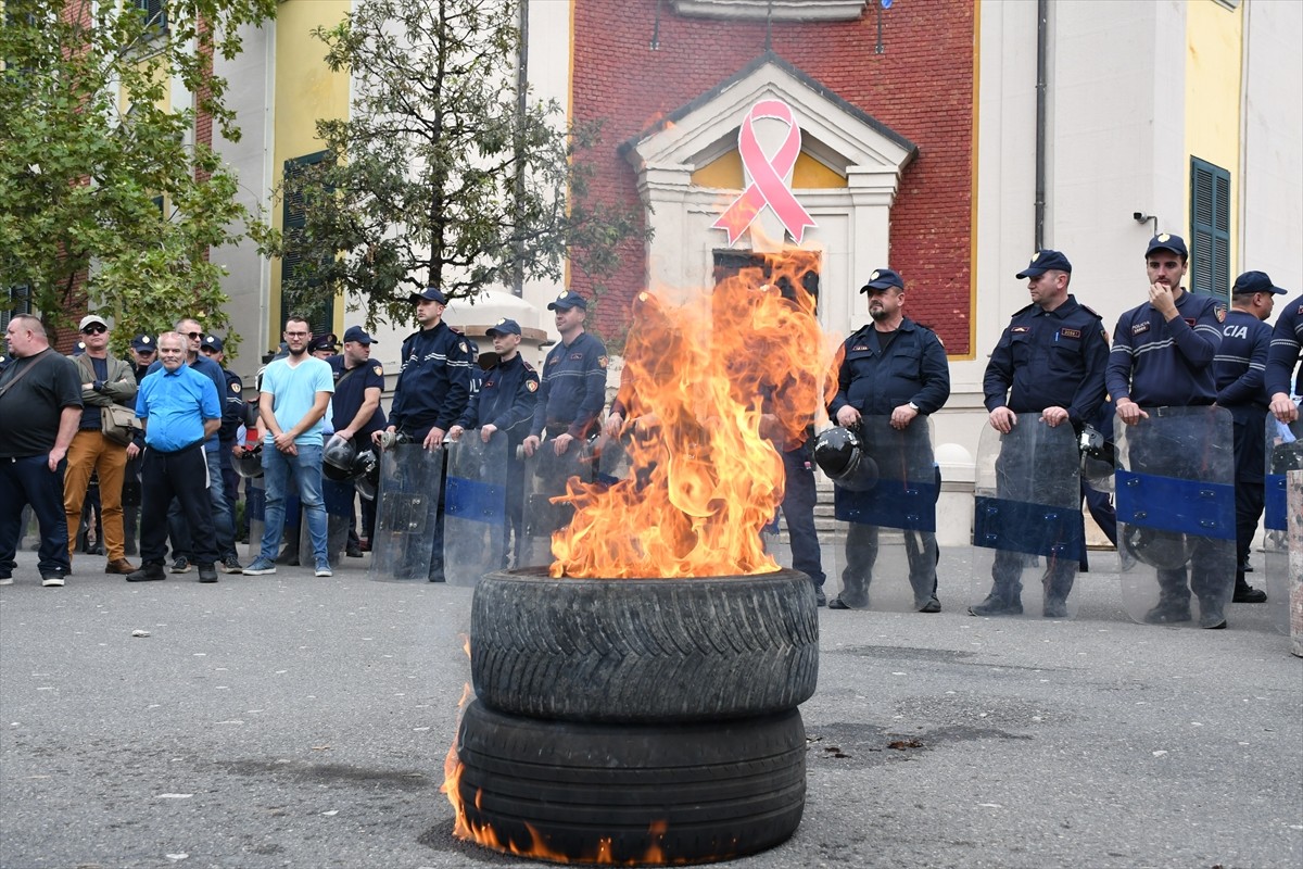 Arnavutluk'un başkenti Tiran'da belediyedeki yolsuzluk iddialarına yönelik protestolar sürerken...