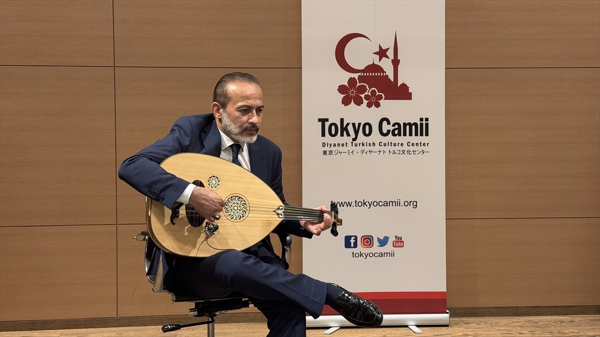 Japonya'nın başkentindeki Tokyo Camisi İmam Hatibi Adem Levent müzisyenliği ve mütercimliğiyle...