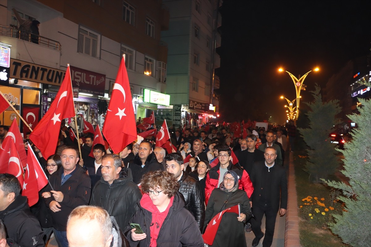 Van'ın Erciş ilçesinde 29 Ekim Cumhuriyet Bayramı dolayısıyla fener alayı düzenlendi....