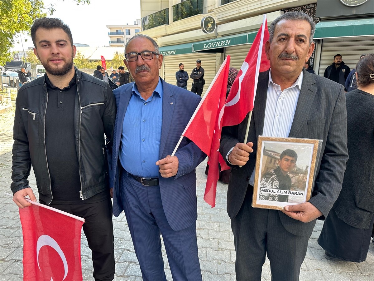 Van'da çocukları dağa kaçırılan aileler, DEM Parti İl Başkanlığı önündeki eylemlerine bu hafta da...