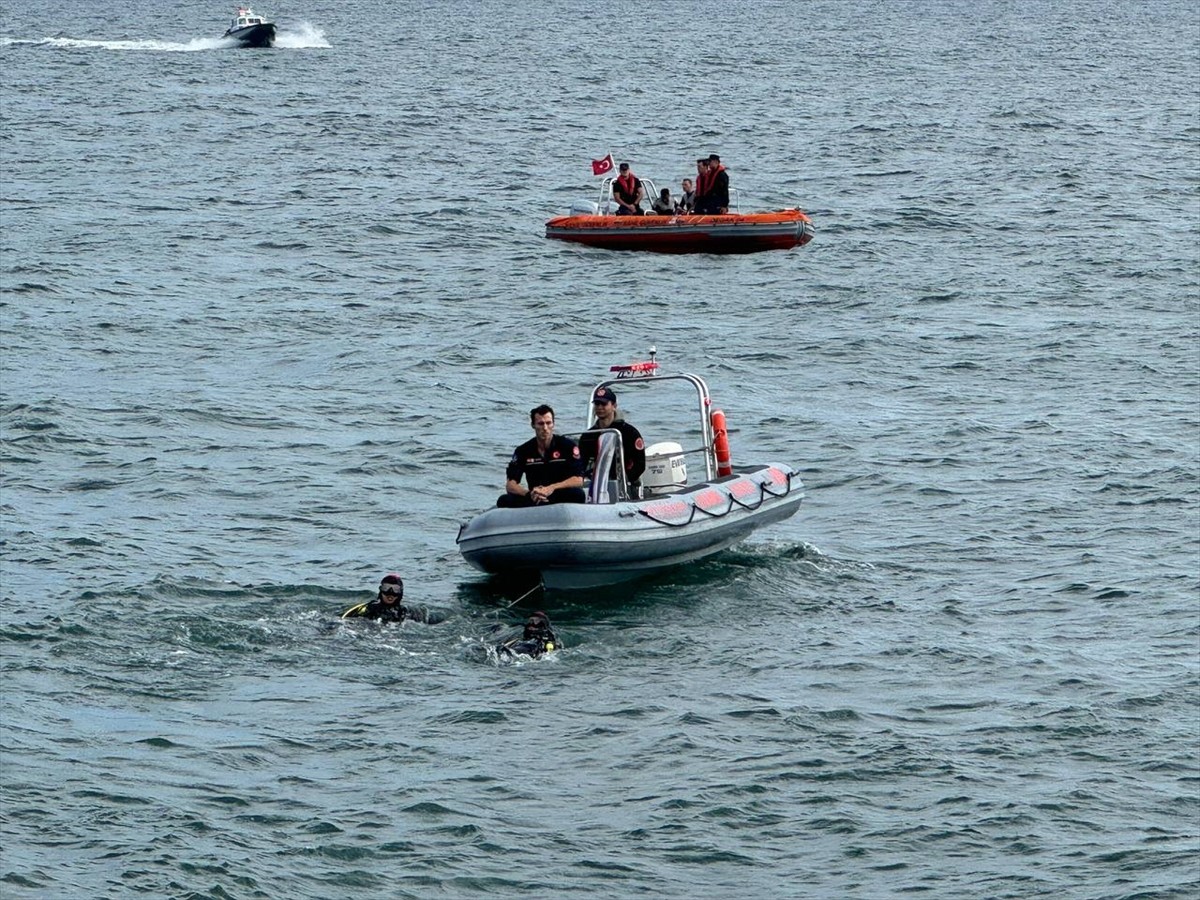 Zeytinburnu'nda denize girdikten sonra kaybolan 11 yaşındaki çocuk için arama çalışması...