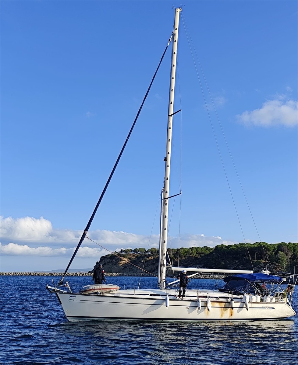 Çanakkale'nin Eceabat ilçesi açıklarında 79 düzensiz göçmen ile bu kişilerin yurt dışına...