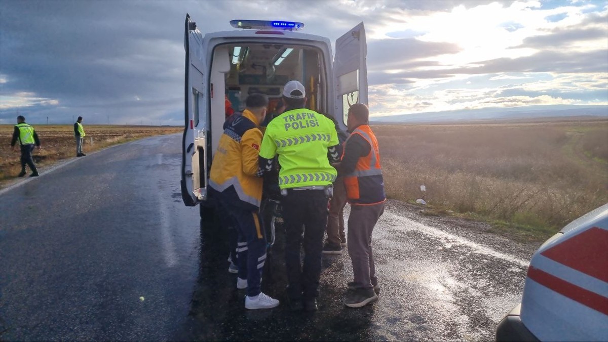 Çorum'un Alaca ilçesinde işçileri taşıyan servis minibüsü ile zift yüklü tankerin çarpışması...