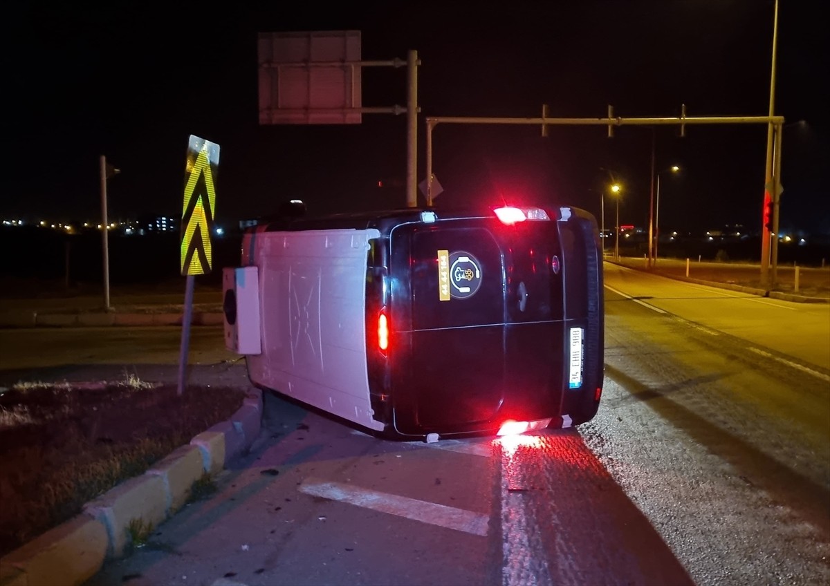 Çorum'un Alaca ilçesinde hafif ticari araçla cipin çarpışması sonucu 3 kişi yaralandı.