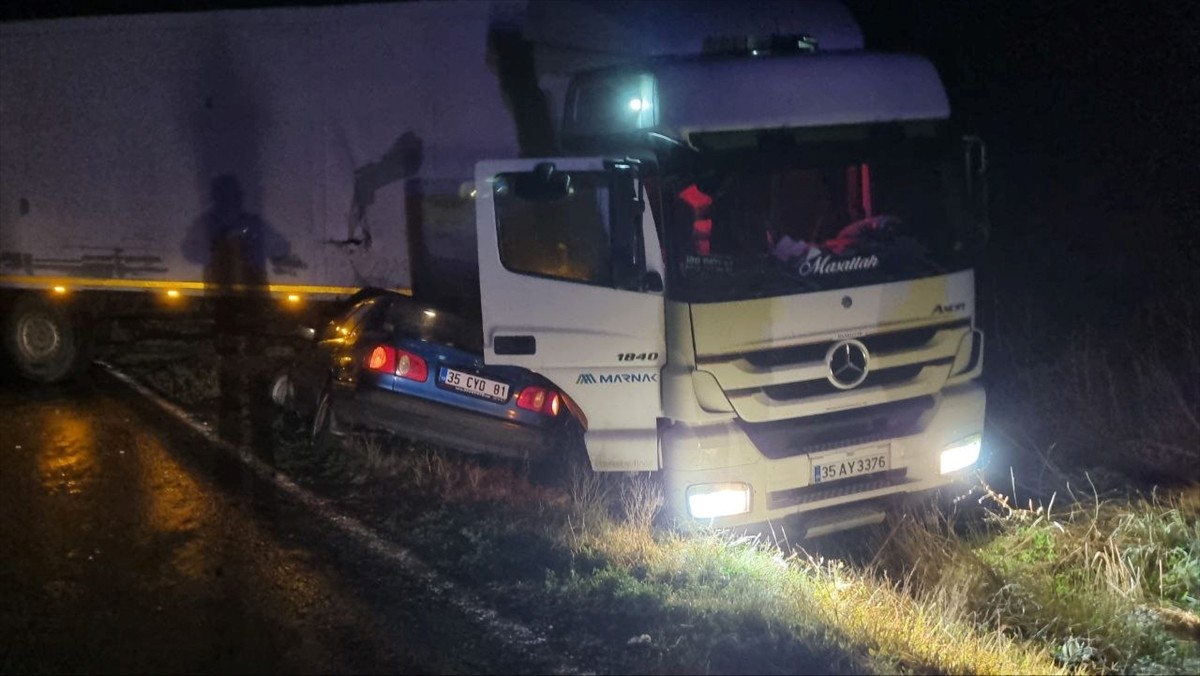 Çorum'da otomobilin tıra çarpması sonucu 5 kişi yaralandı.