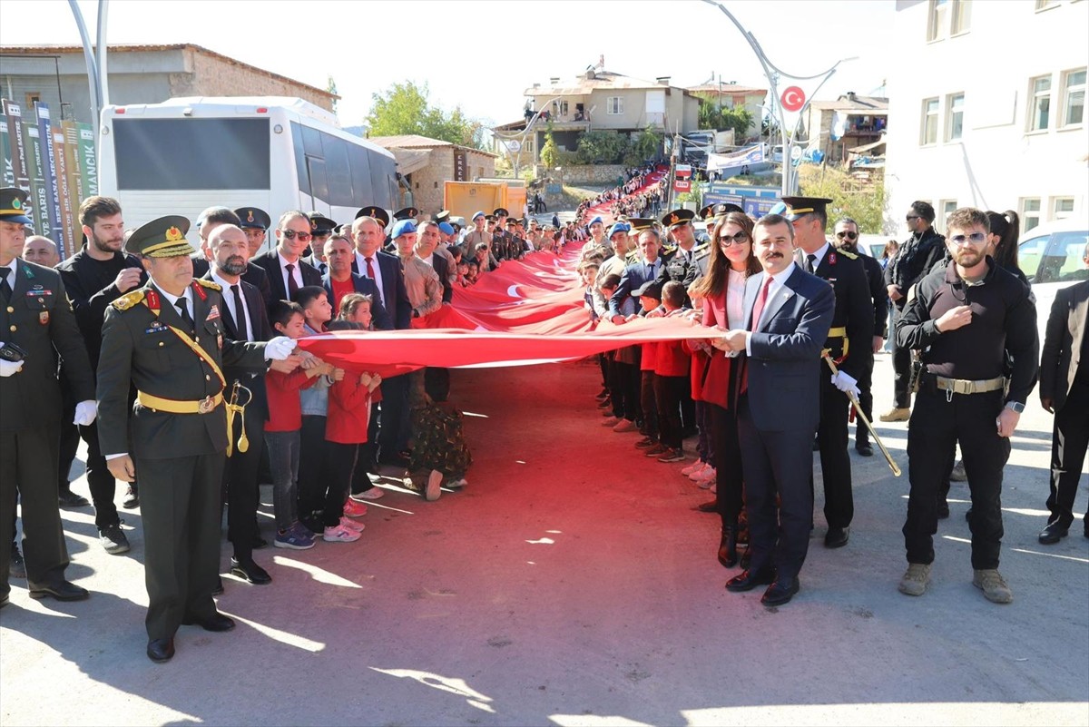 Hakkari'nin Çukurca ilçesinde 29 Ekim Cumhuriyet Bayramı dolayısıyla 