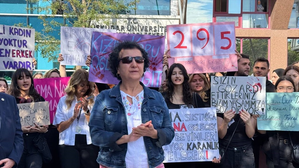 Üsküdar Üniversitesi öğrencileri, kadına ve çocuğa yönelik şiddeti protesto etti. Üniversitenin...