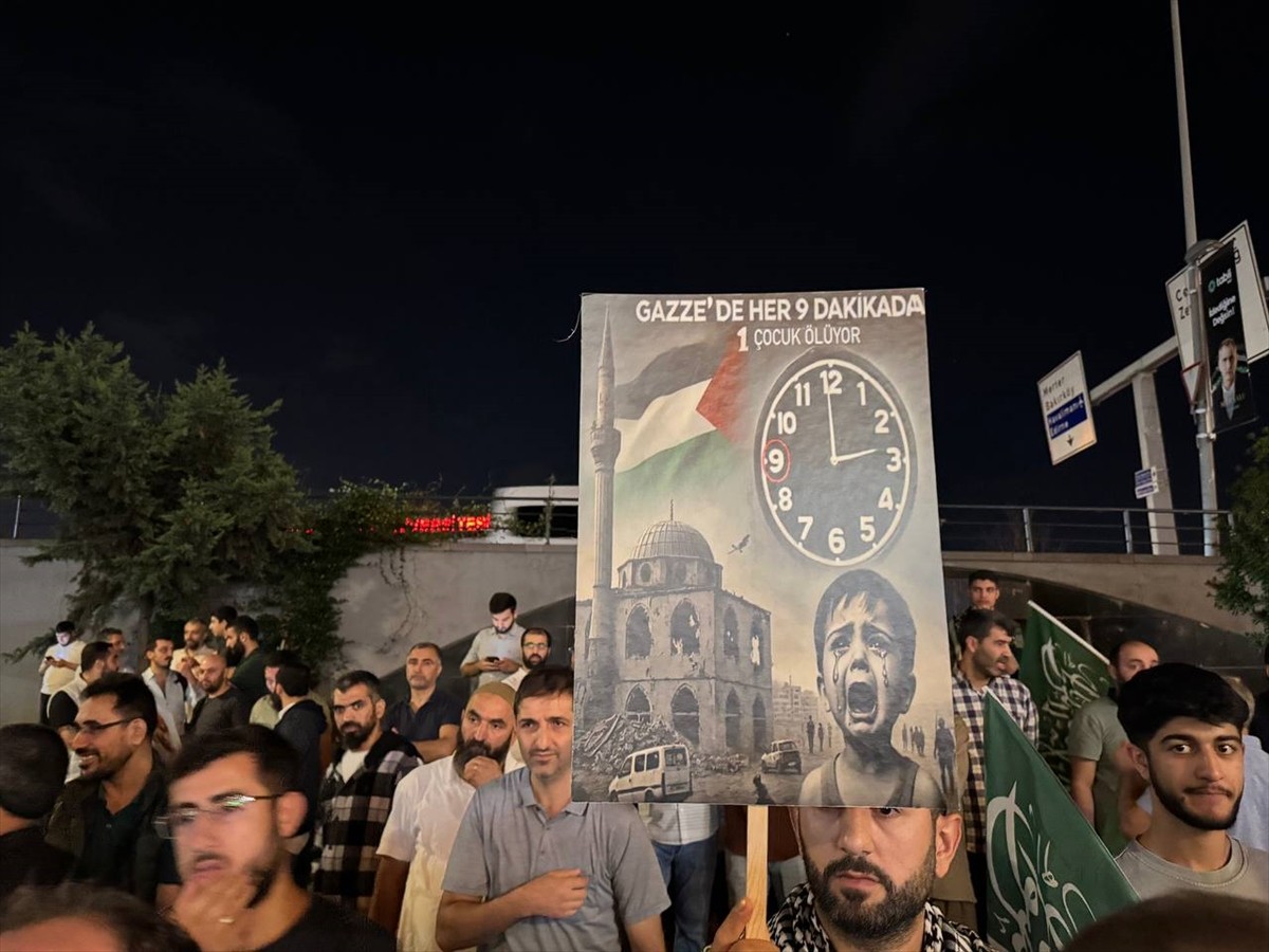 Gazze Dayanışma Platformu üyeleri, İstanbul'daki Starbucks şubeleri önündeki İsrail karşıtı...