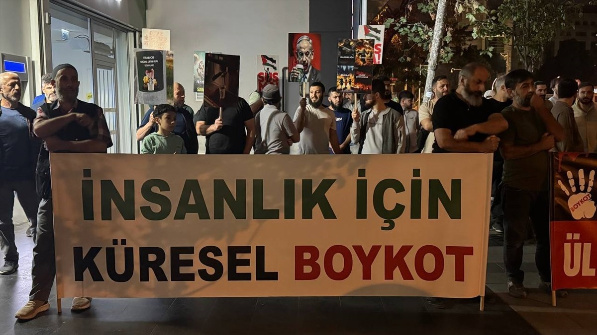 Gazze Dayanışma Platformu üyeleri, İstanbul'daki Starbucks şubelerinin önünde İsrail karşıtı...