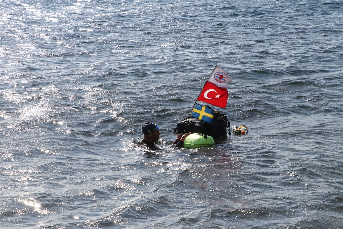 Türkiye'den İspanya'ya yüzme hedefiyle İstanbul'dan kulaç atmaya başlayan maceraperest İsveçli...