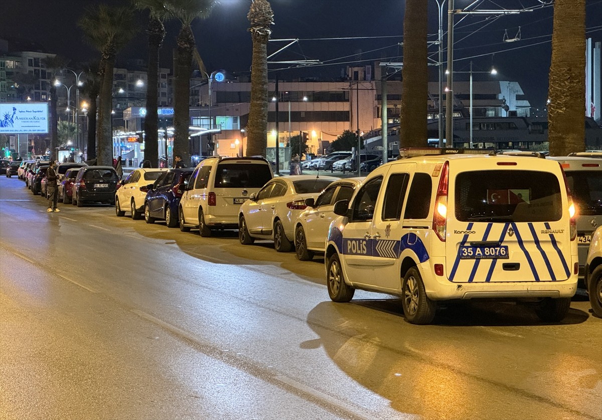 İzmir'in Karşıyaka ilçesinde çıkan kavgada bıçakla yaralanan kişi hastaneye kaldırıldı. İhbar...