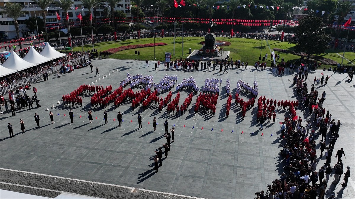 Cumhuriyet'in kuruluşunun 101. yıl dönümü ve 29 Ekim Cumhuriyet Bayramı dolayısıyla İzmir'deki...