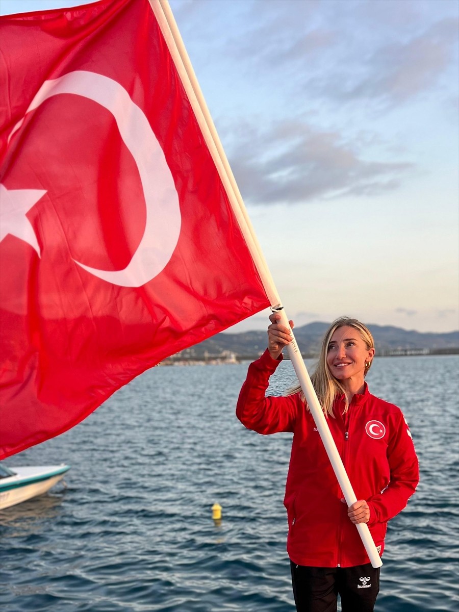 Milli sporcu Şahika Ercümen, Yunanistan'da düzenlenen Serbest Dalış Dünya Şampiyonası’nda Paletsiz...