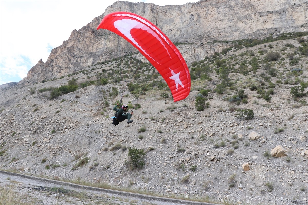 Türkiye şampiyonu akrobasi ve yamaç paraşütü pilotu Ferdi Toy, organizasyonlara Erzurum'un...