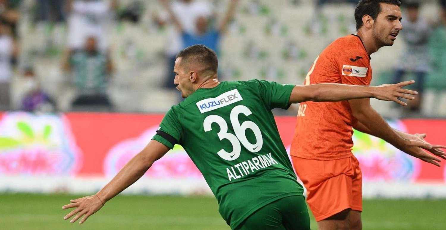 Bursaspor'un kaptanı Burak Altıparmak'a kim yumruk attı
